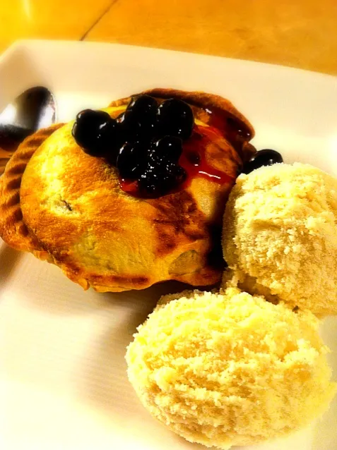 Mixed Berry Pie with Vanilla Ice Cream|Joさん