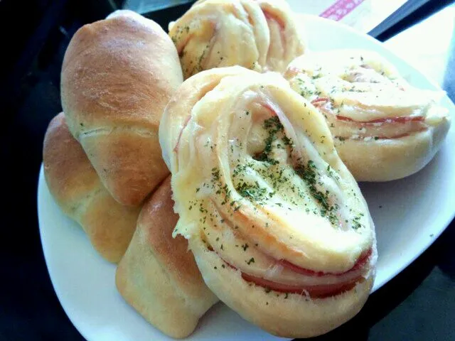 恒例のハムチーズパンとチョコロールパン|はつねさん