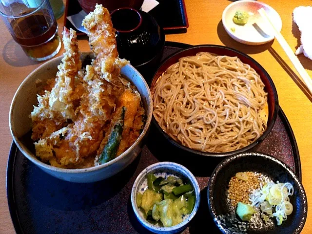 Snapdishの料理写真:海鮮天丼ちょい蕎麦セット|ぶーちゃんさん