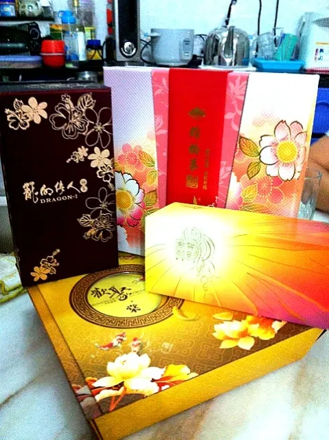 assorted mooncakes 2012 gifts|laumeikuanさん