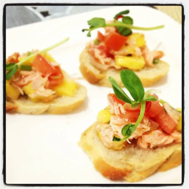 baked salmon and spicy mango salsa on toast|aufa ahmad ridwanさん