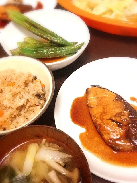 ブリ照り、焼きオクラの生姜マリネ、舞茸しめじの炊き込みご飯、キャベツとじゃがのたらこマヨ和え|chobicmさん