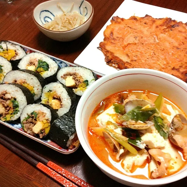 Snapdishの料理写真:韓国料理(ちぢみ、スンドゥブチゲ、キンパ、もやしナムル|hiromiさん