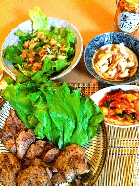 肩ロース塊の塩麹漬けの焼肉、タイ風サラダ、イカとミョウガ酢味噌あえ、キムチ|カオカオさん