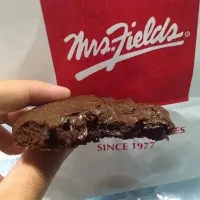 #chewwy #fudge #chocolate #cookie Mrs.Fields🍪|Chonticha Choeikoedさん