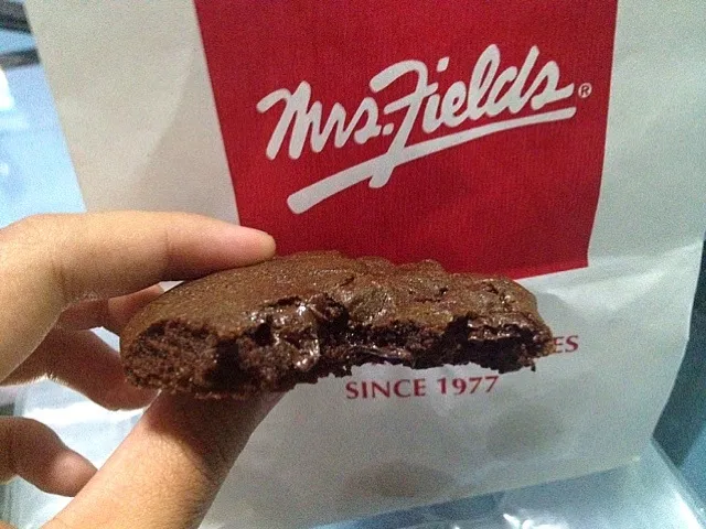 #chewwy #fudge #chocolate #cookie Mrs.Fields🍪|Chonticha Choeikoedさん