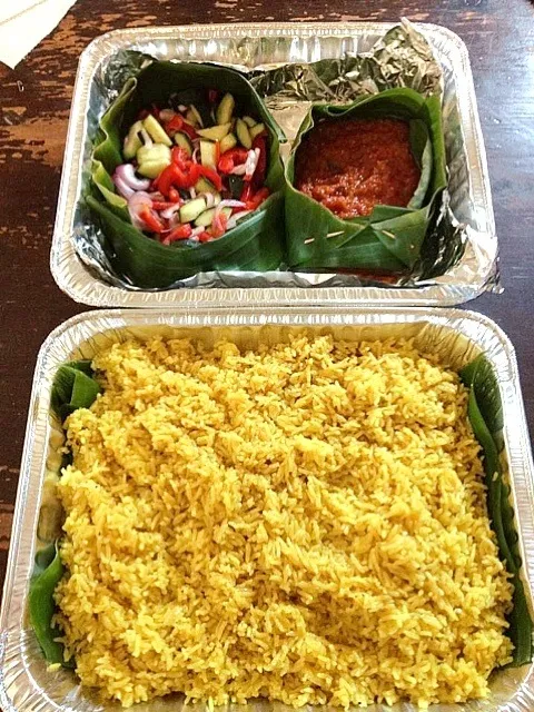 yellow rice and sambal|rie simsさん