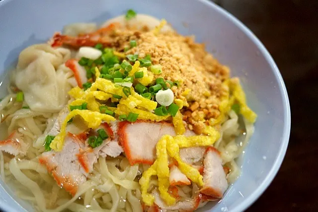 Snapdishの料理写真:บะหมี่ต้มยำ バミートムヤム トムヤム味のタイ風ラーメン(中華麺)。酸味と辛味が食欲をそそる。ここのバミーはちょっと幅広麺で、ぴらぴらしていておいしい。麺は柔らかめ。|msdsystemさん