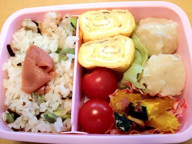 妹は学童保育弁当。兄さんよりおかずも少なめ。いつも喋り過ぎてご飯食べられないらしいよ。。。|松浦有里さん