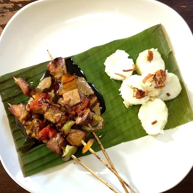 chicken sate with peanut sauce over lontong/rice cake|rie simsさん