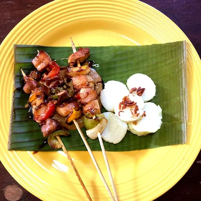 chicken sate with peanut sauce over lontong/rice cake|rie simsさん