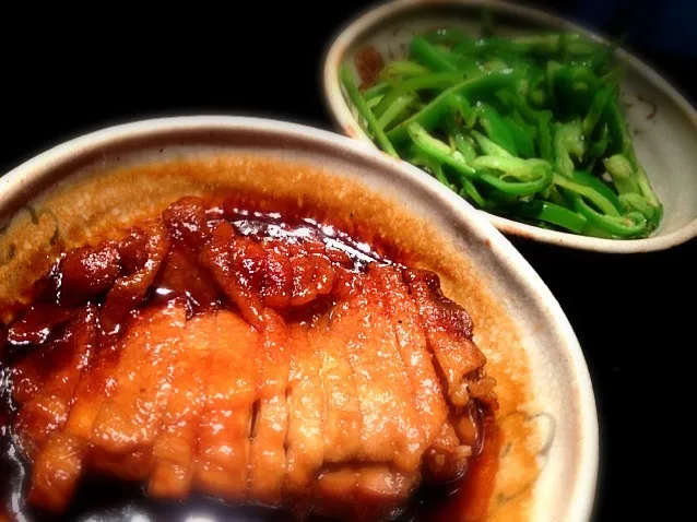 鳥鍬焼きと塩炒めピーマン|炊かれたいオトコ おこん 小栁津さん