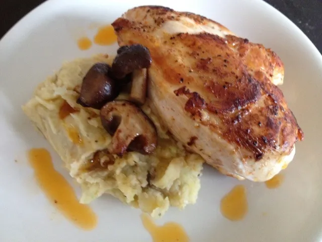 Pan-Fried Chicken and Garlic Mash Potatoes|Christianさん