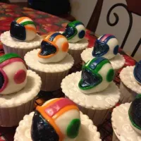 helmet theme cupcakes|kurt drysdaleさん