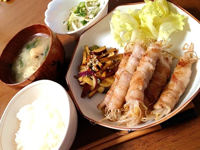 もやしの豚肉巻き,さつまいもきんぴら,付け合わせ野菜,大根オクラ和え,味噌汁,白米|おまみさんさん