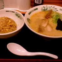 Snapdishの料理写真:とんこつラーメン半チャーハンセット|TANIGAWA Masaruさん