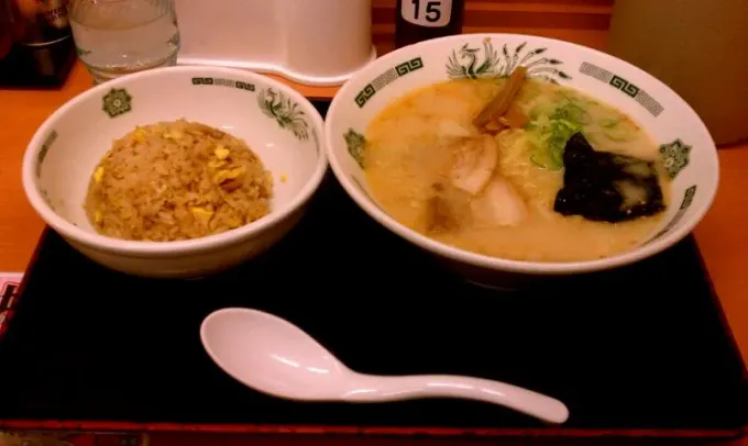 Snapdishの料理写真:とんこつラーメン半チャーハンセット|TANIGAWA Masaruさん