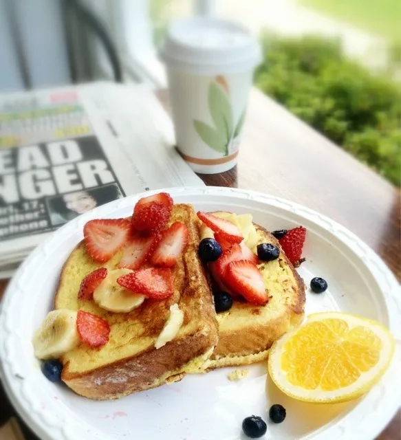 French Toast Topped With Banana And Berries|MyRaXさん