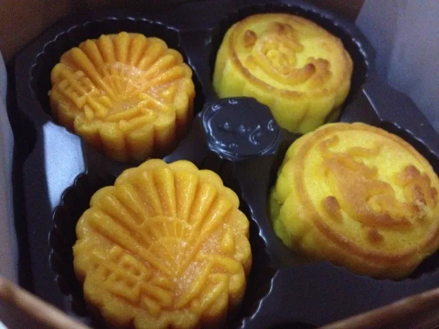 Snapdishの料理写真:"egg custard mooncake". the peninsula bangkok hotel and oriental bangkok hotel|mesさん