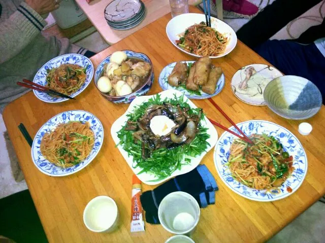 友達宅にて  *アラビアータ  鶏と卵のさっぱり煮  蒸し野菜のわさびドレ 手作り春巻き*|うえちゃんさん