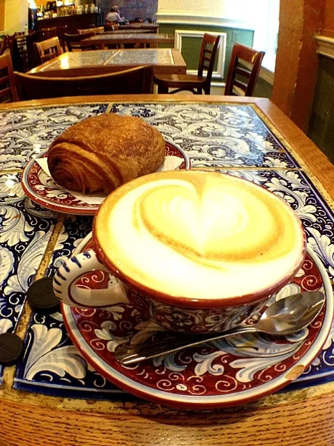 Cappucino and pain au chocolat at Torrefaction Philadelphia|Dean M Rogersさん