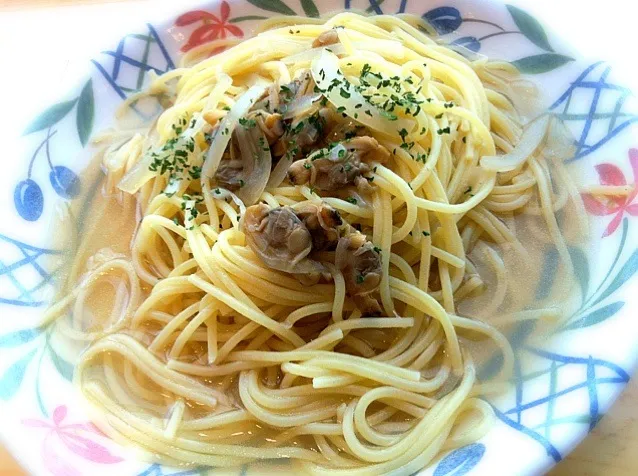 Snapdishの料理写真:本日のランチ。あさりのスープパスタ(350円)。味薄～。|JTKさん