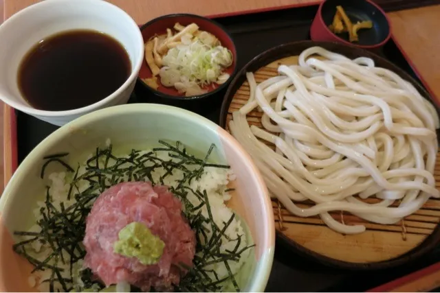 まぐろたたき丼 小うどんセットを頂きました。|momongatomoさん