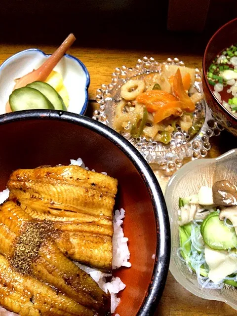 浜名湖鰻丼・春雨サラダ・蓮根きんびら・漬物・吸物|まゆさんさん