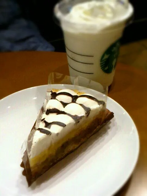 Snapdishの料理写真:バナナとクリームたっぷりのパイ、バニラクリームフラペチーノ／STARBUCKS COFFEE @北浦和|ひろみんこさん