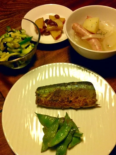 9/11晩御飯  ☆サンマのカレー風味ムニエル  野菜千切りサラダ  さつまいもとレーズンのりんごジュース煮  野菜とソーセージのスープ  ＊スープは明日クリームシチューになります（予告）＊|yukiyamasakiさん