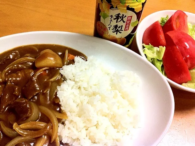 牛すじカレーとトマトサラダ。秋梨チューハイと共に(*^^*)|chacoさん