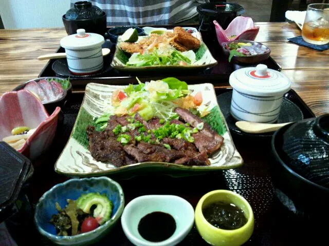 Snapdishの料理写真:牛肉の香味焼き定食とヒレカツ定食|mirimaruさん