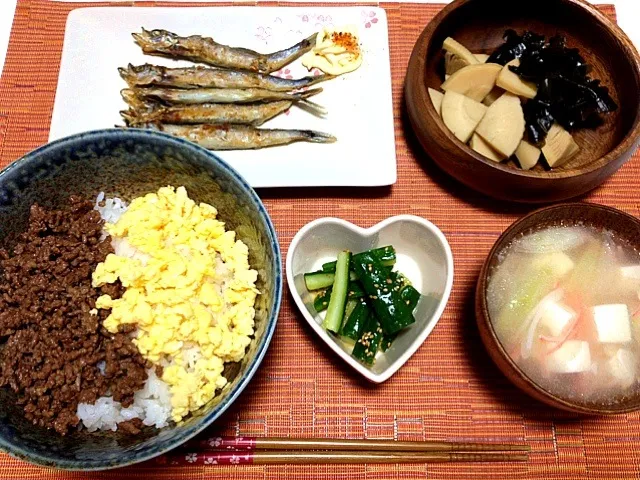 二色そぼろ丼、ししゃも、若竹煮、キュウリのピリ辛和え、豆腐とカニカマのスープ♡|yuiさん