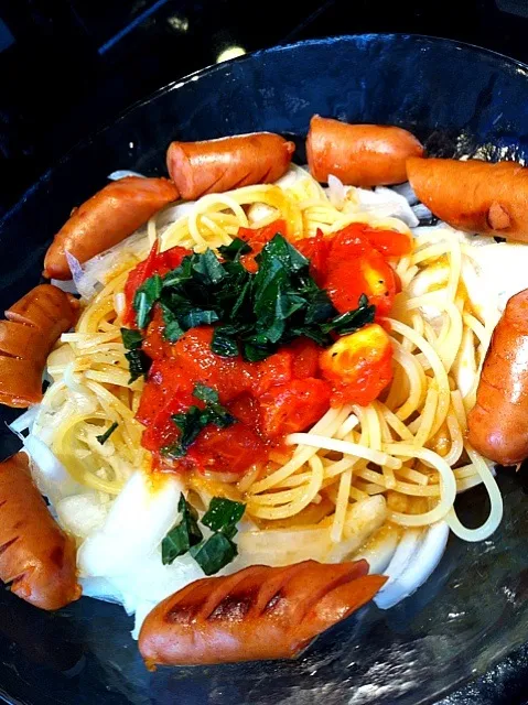 朝パスタ！ トマトと玉ねぎ、しそのサラダパスタ 賞味期限が近いのでソーセージ多めw|takarkiさん