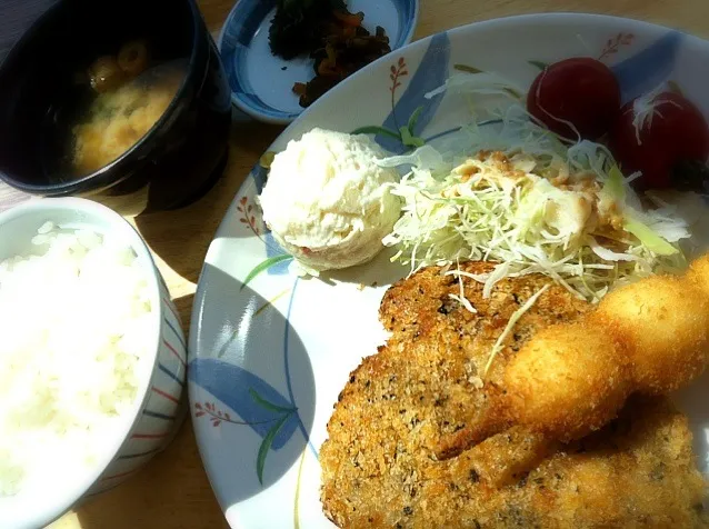 本日のランチ。三元豚の香草パン粉焼き的な定食(480円)|JTKさん