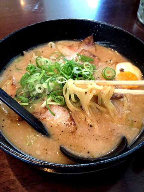 炙り豚トロラーメン！仕事でお昼遅なったので近場で済ませる（汗）|けんじさん