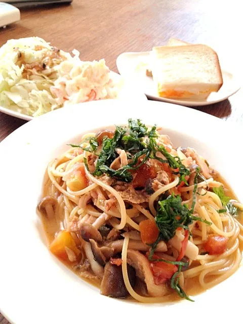 お家でパスタランチ。ローストチキンとキノコのプッタネスカビアンカ。自宅なのでサラダはキャベツですが(⌒-⌒; )|naoさん