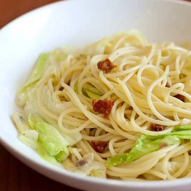 ドライトマトとキャベツのパスタ•アンチョビ味|もっちゃんさん