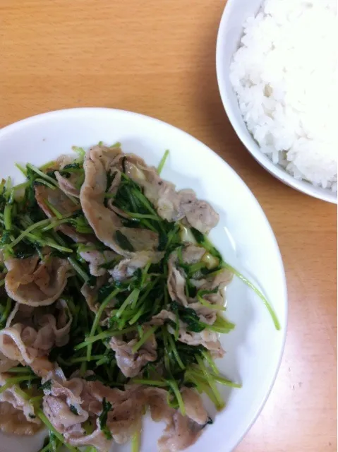 Snapdishの料理写真:豆苗と豚バラの炒め物|yuukiさん