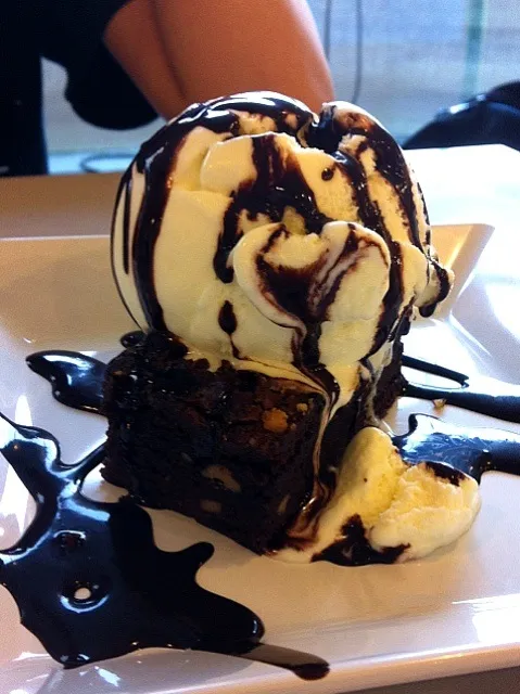 chocolate brownie w vanilla ice cream|sfさん