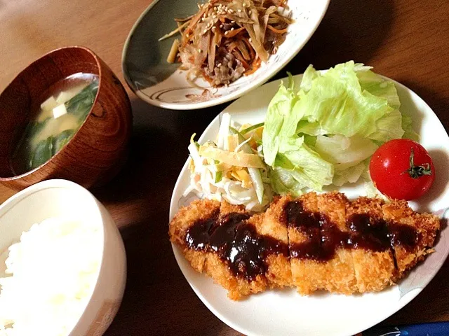 チーズ入りささ身カツ,大根マヨサラダ,付け合わせ野菜,牛肉とごぼうの甘辛炒め,味噌汁,白米|おまみさんさん