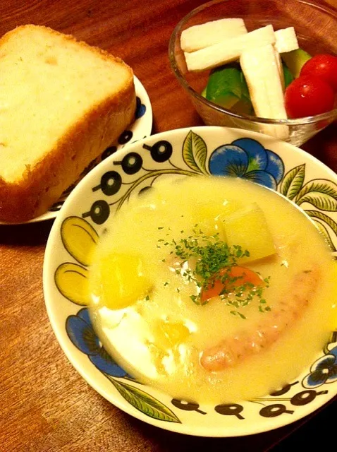 Snapdishの料理写真:9/12晩御飯  クリームシチュー  きゅうりと長芋とトマトのサラダ  パン  ＊シチュー温めて野菜とパン切っただけ☆＊|yukiyamasakiさん