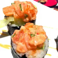 Snapdishの料理写真:Salmon Spicy Maki|Arjariyaさん