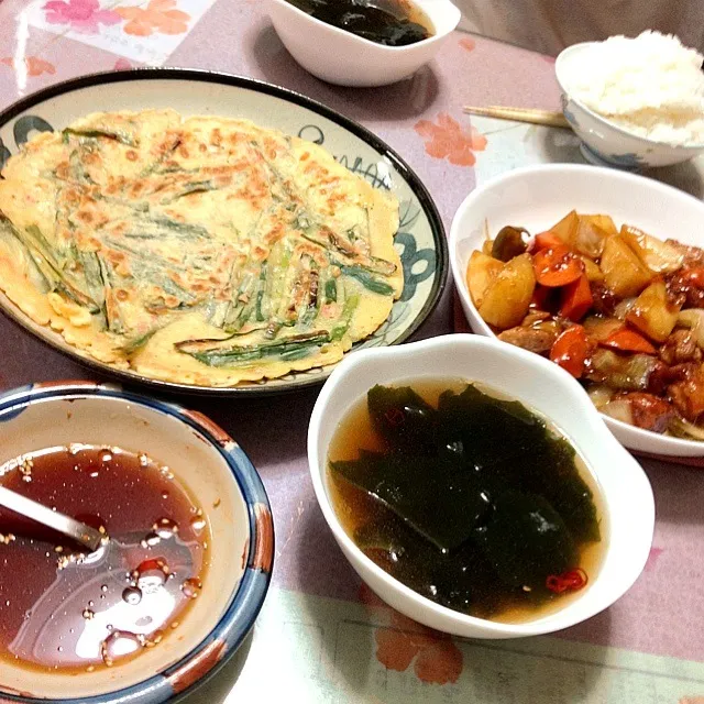 Snapdishの料理写真:ニラチヂミ＊酢豚＊わかめスープ|ゆかりごはんさん