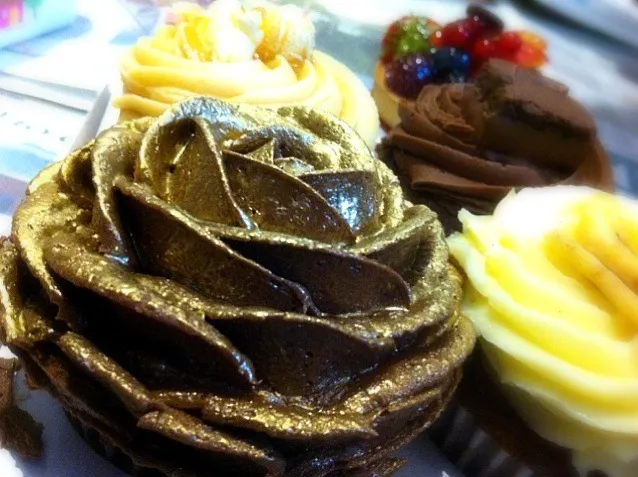 Snapdishの料理写真:Golden Rose Cup Cake|Bunditさん