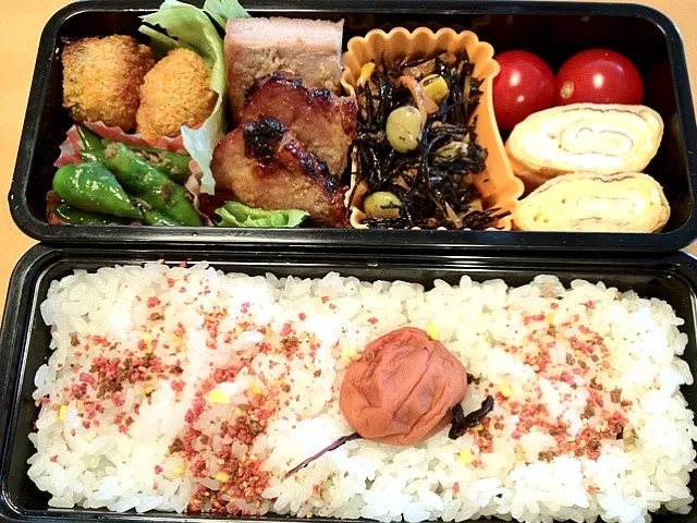 毎日の中学生弁当。豚ロースの味噌漬、卵焼、ひじき梅煮、ししとうとじゃこのきんぴら、一口コロッケ、ミニトマト。|松浦有里さん