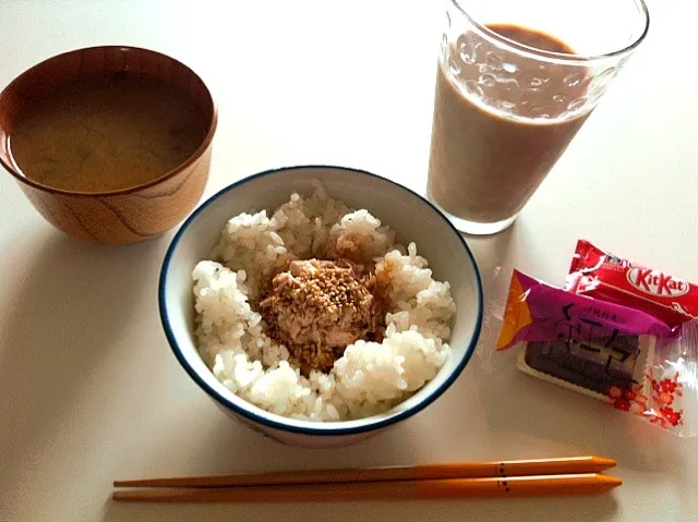 Snapdishの料理写真:朝ごはん！味噌汁、シーチキンマヨ丼|ぼーちゃんさん