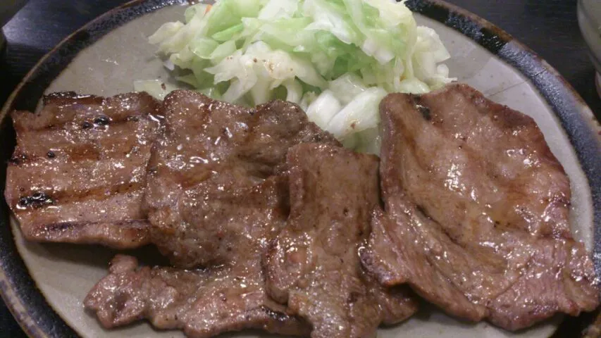 厚目で表面カリの中がジューシーなタン塩に漬け物ととろろとテールスープに麦飯食べ放題で1000円。チェーン店でなく地場に昔からある(新橋に兄弟店があった気が…)     お店で相変わらず賑わっていました。|SATOSHI OOCHIさん