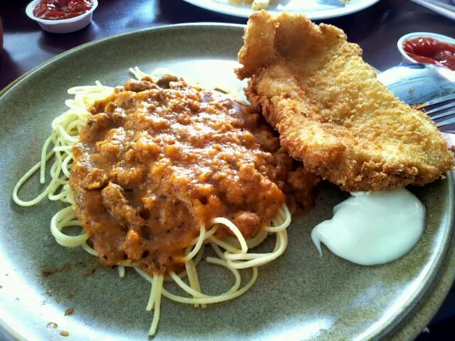 Fish fillet with spaghetti n chicken sauce|genさん