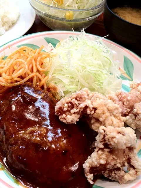 Snapdishの料理写真:ハンバーグ＆唐揚げ定食に、温玉付きコールスロー。 #ランチ #定食|Takashi H.さん